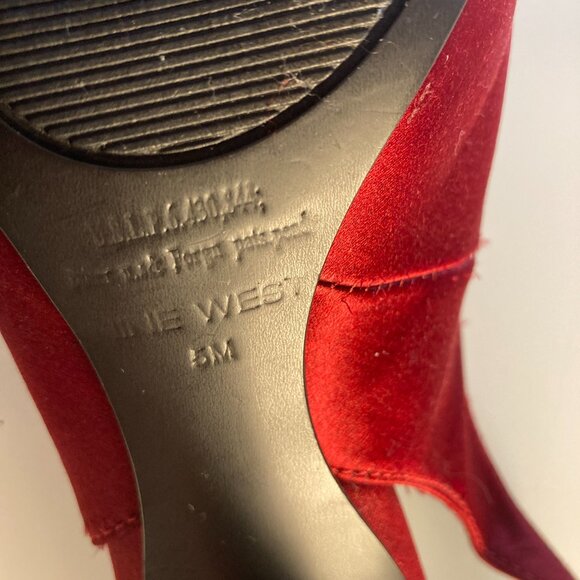 Nine West Red Satin Slingback Heels. Size: 5.0 - Picture 4 of 10